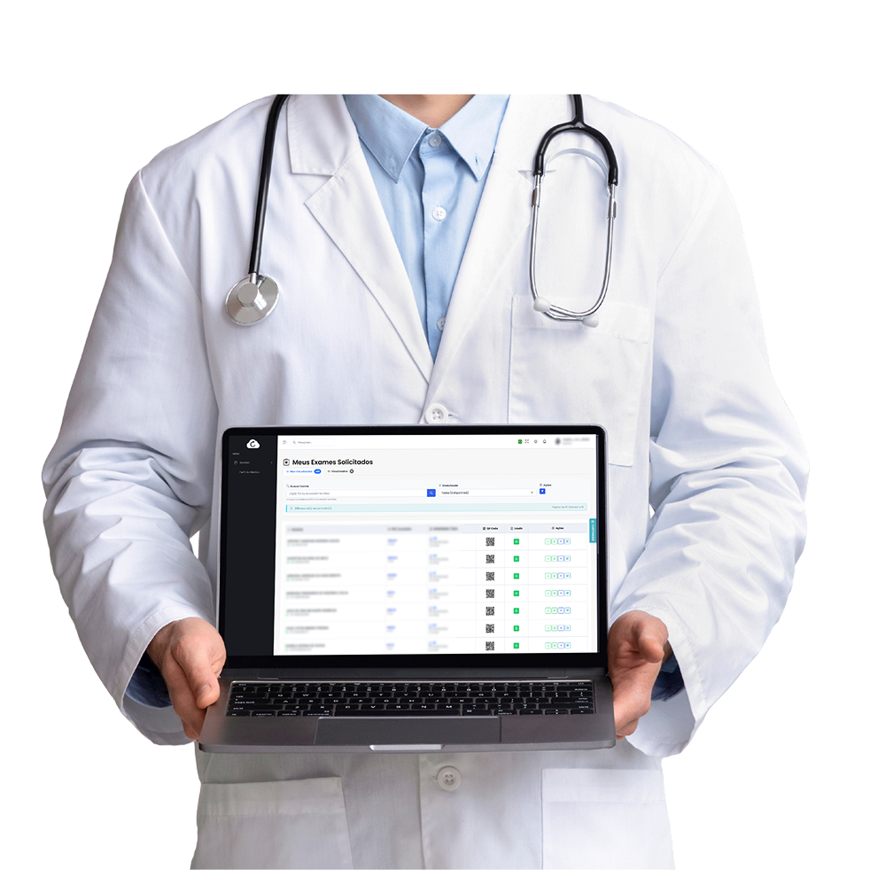 Médico utilizando notebook com CloudCare